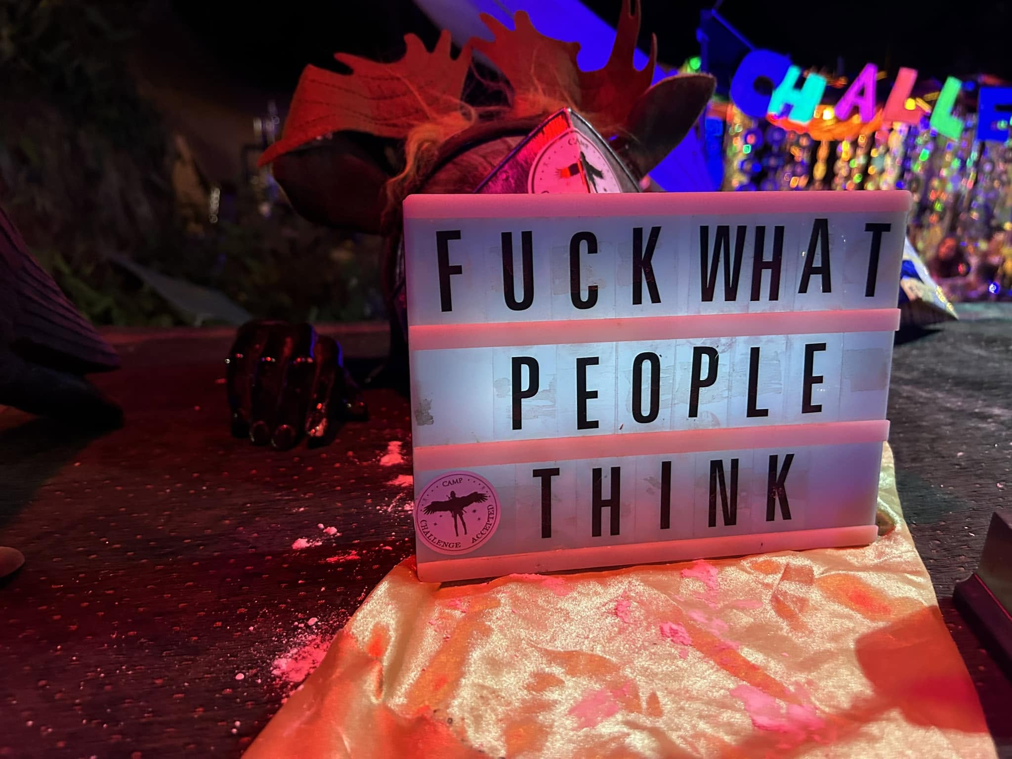 שלט מואר עם הכיתוב Fuck What People Think.