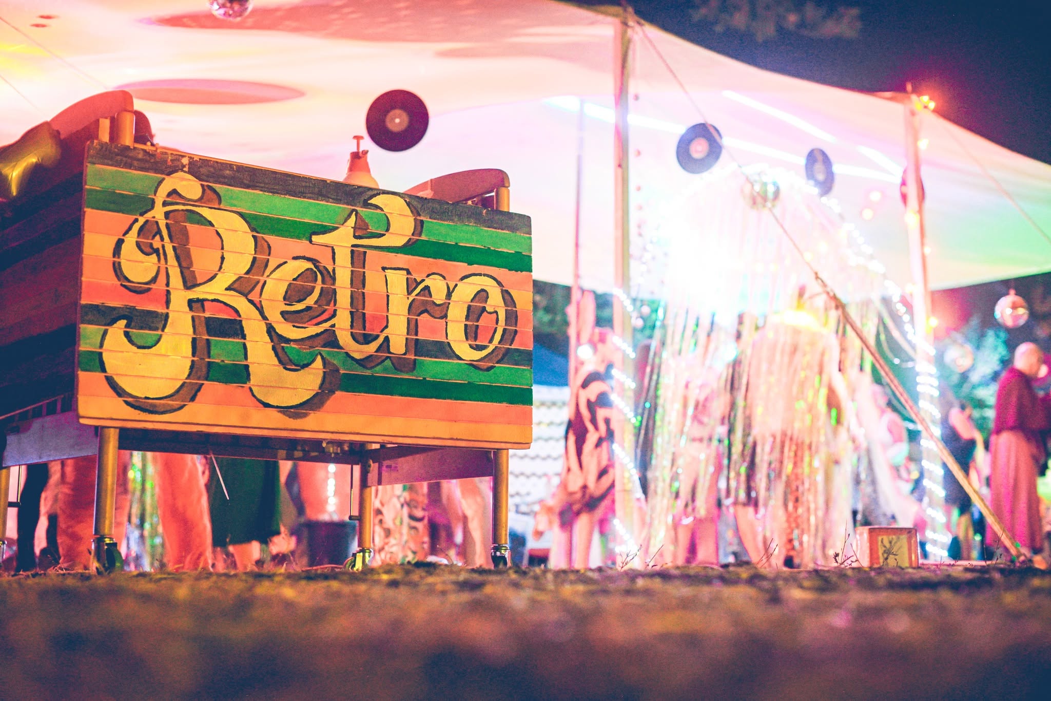 שלט Retro צבעוני בפתח מתחם מואר.