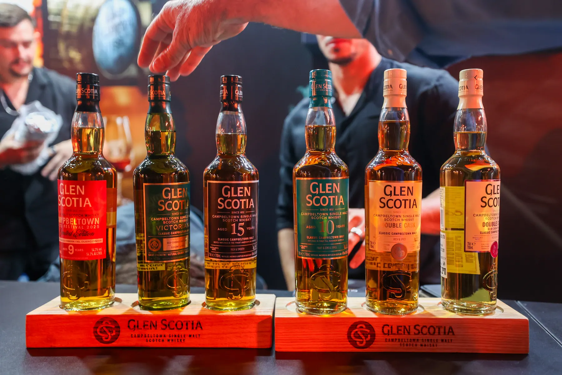 שורת בקבוקי Glen Scotia על דלפק טעימה.